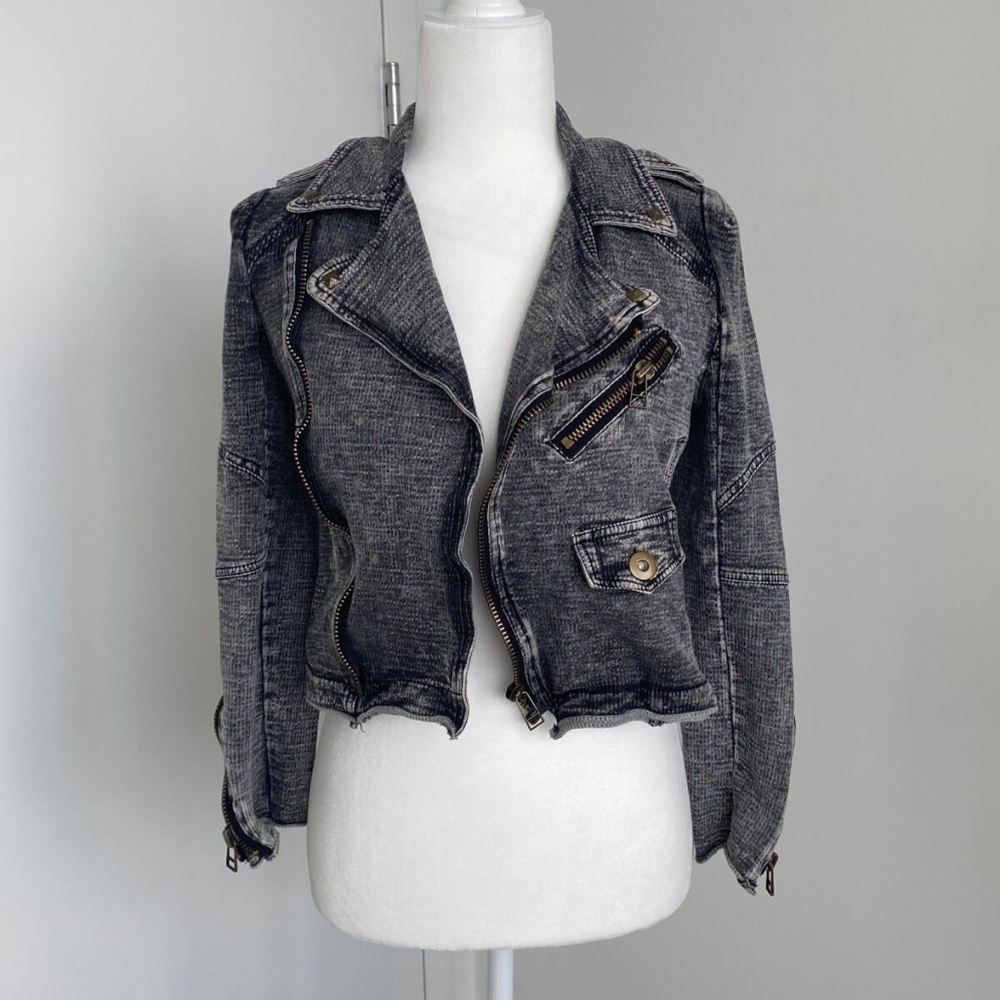 Unique grey acid-washed cropped stretch jacket with low-key biker details.